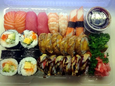 Assortiment de sushis préparés à la commande — Phoenix Oriental
