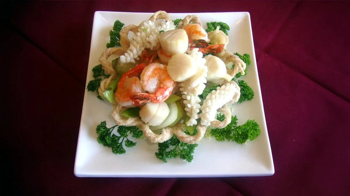 Nid d’oiseau croustillant aux fruits de mer du Phoenix Oriental
