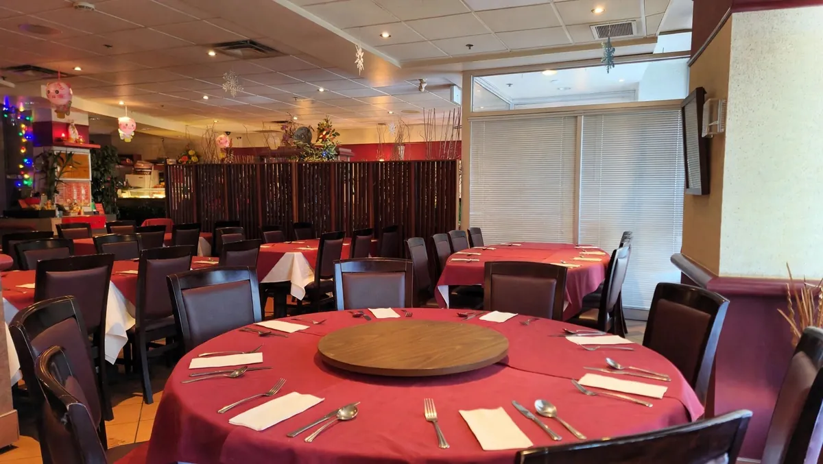 Salle à manger chaleureuse du restaurant Phoenix Oriental