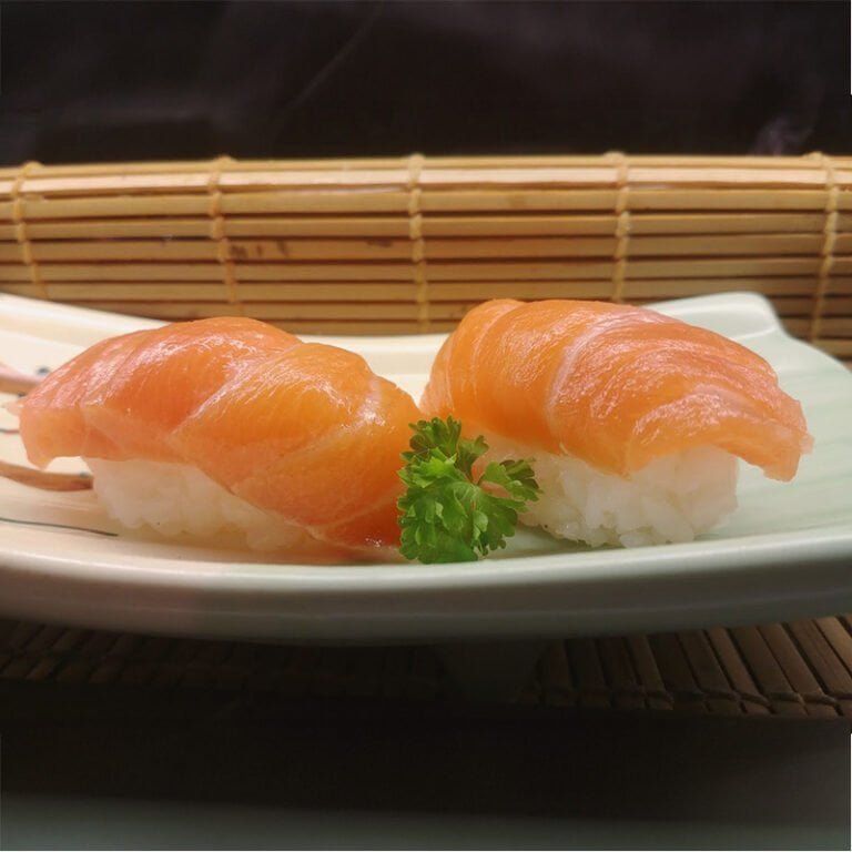 photo de 2 nigiris au saumon